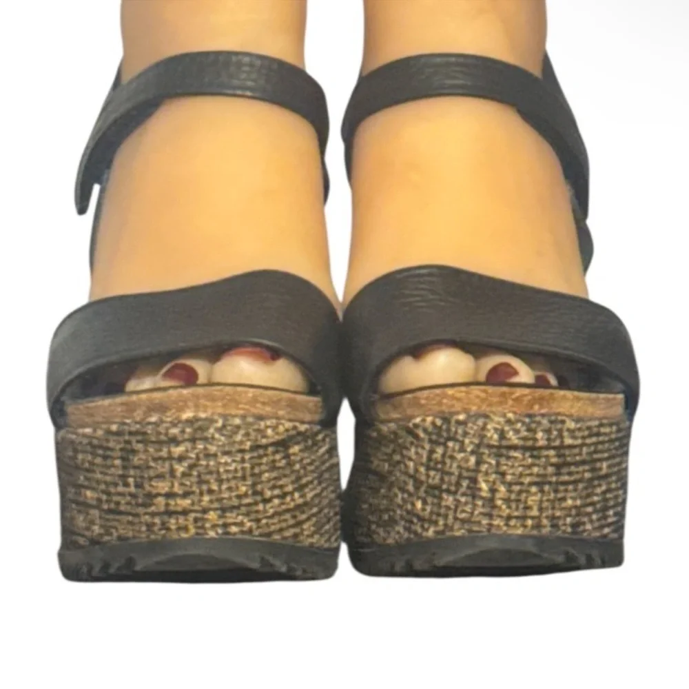 Authentic Pedro Garcia luxury designer platform black leather wedge sandals sz 9